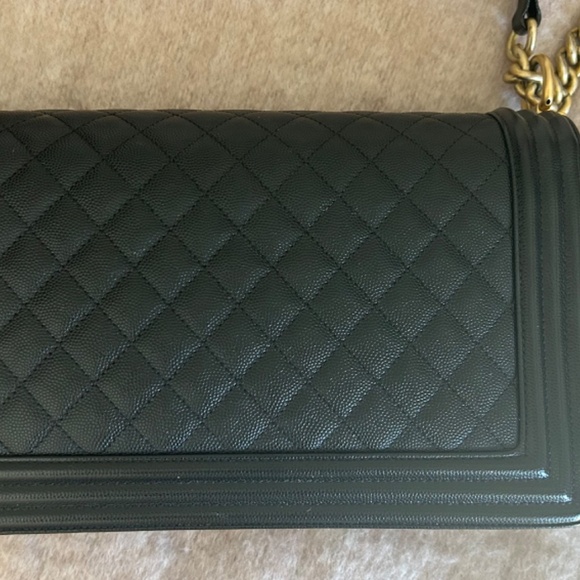 Chanel Boy bag - New Medium black caviar with gold hardware - Picture 3 of 8